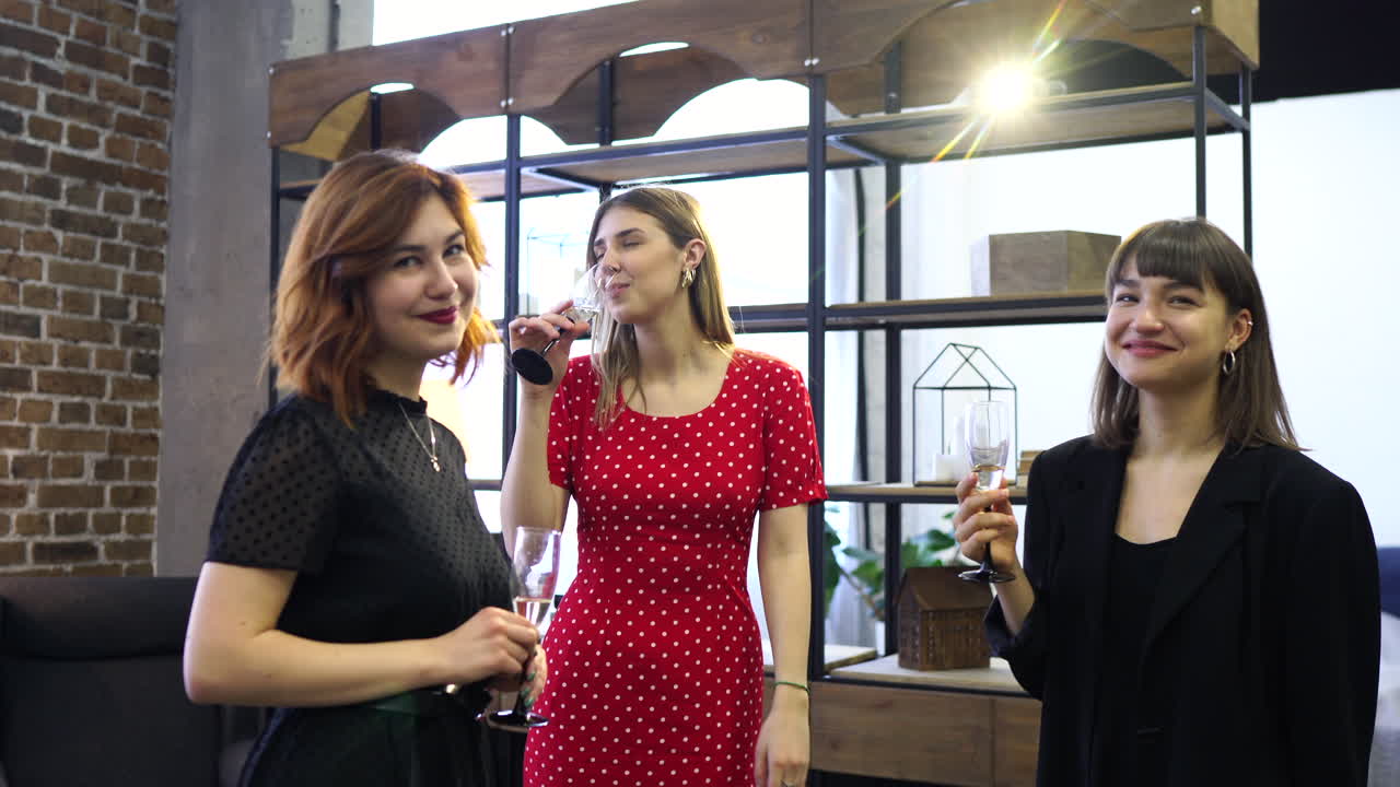 tres amigos celebrando con champán