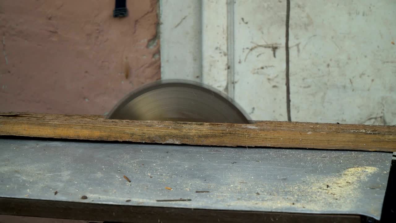 원형 도끼: 마법사는 원형 도깨비에 나무판을 잘라내고 있다.