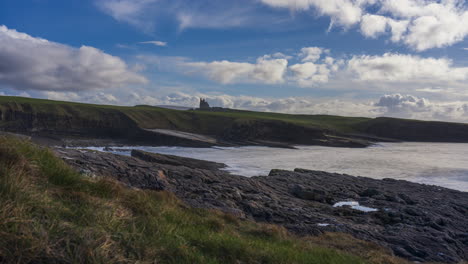 Zeitraffer-Der-Zerklüfteten-Felsküste-An-Einem-Sonnigen,-Bewölkten-Tag-Mit-Classiebawn-Castle-In-Der-Ferne-In-Mullaghmore-Head-In-Der-Grafschaft-Sligo-Am-Wild-Atlantic-Way-In-Irland