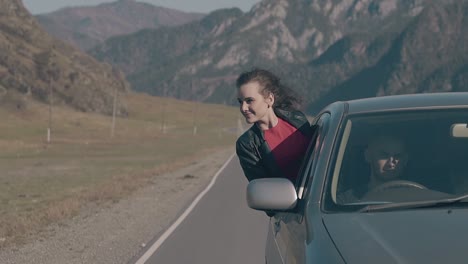 Dame-Lehnt-Sich-Aus-Autofenster-Und-Genießt-Bergpanorama