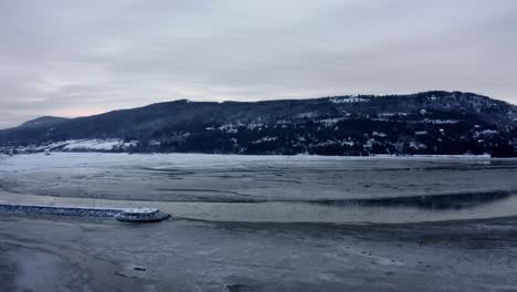 Toma-Aérea-De-Un-Muelle-Al-Final-Del-Hermoso-Pueblo-De-Baie-Saint-paul