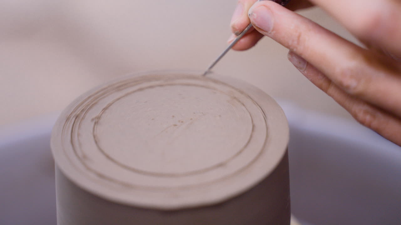 도자기는 두 가지 다른 각도에서 도자기 바에 진을 득점