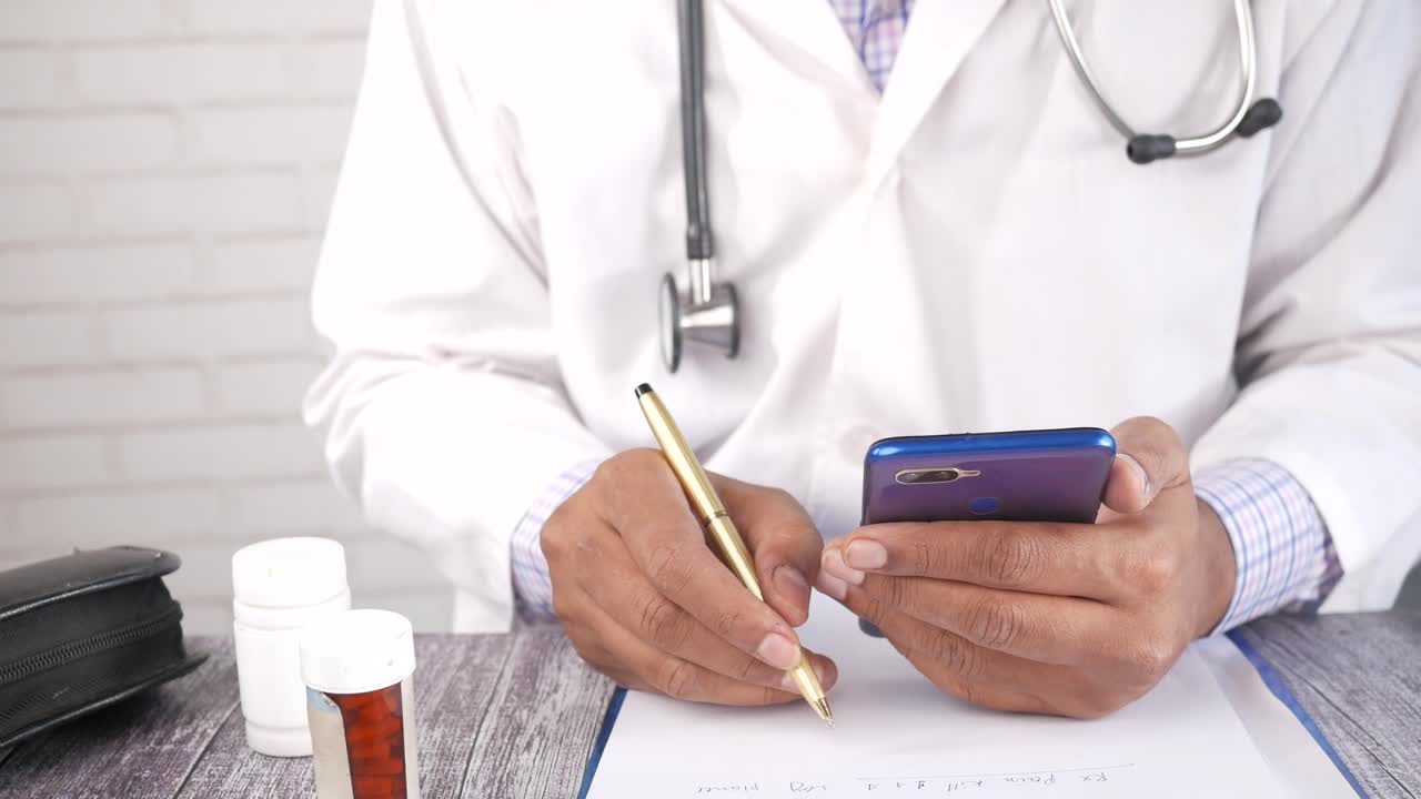 médico que utiliza un teléfono inteligente para consultas médicas