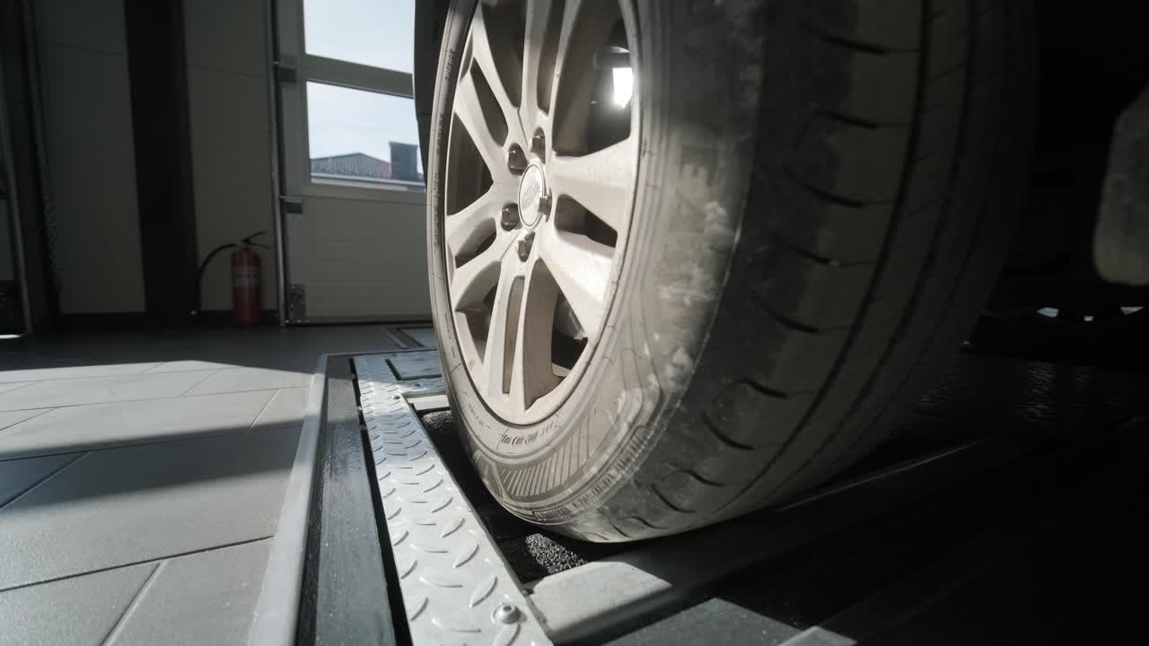 rueda de coche en una máquina de equilibrio