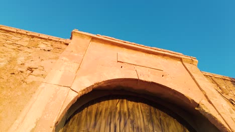 un antiguo castillo en el desierto de argelia en biskra al atardecer