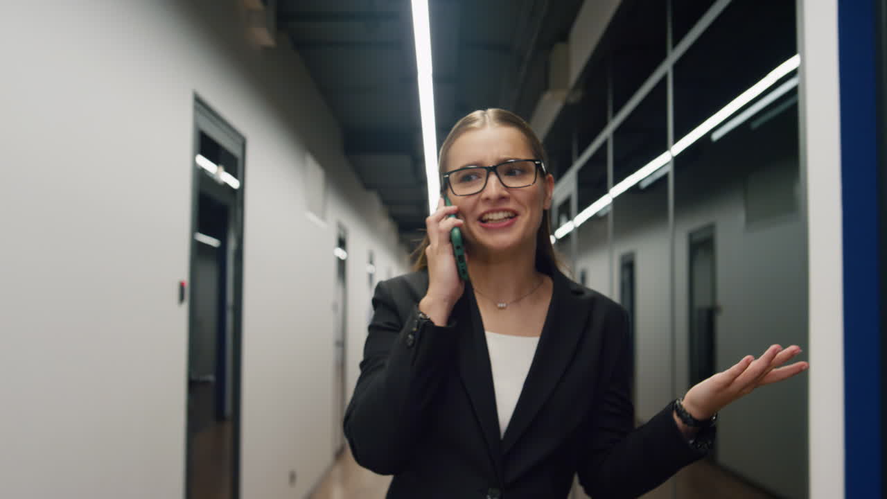 Dirigente felice che parla al cellulare. Affarista di successo che cammina nel corridoio.