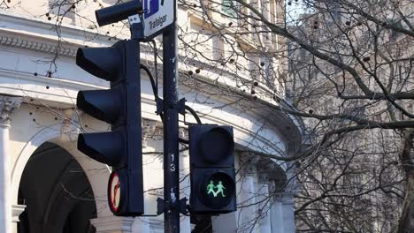 Verkehrskreuzungsschilder-Am-Trafalgar-Square-Mit-Unterschiedlichen-Geschlechtscharakteren