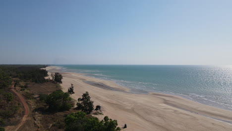 Bewegliche-Luftdrohnenaufnahme-Von-Lee-Point-Beach,-Northern-Territory