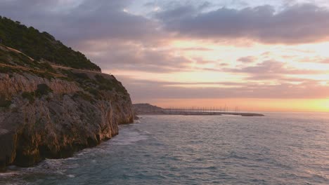 Wasser-Kracht-Gegen-Klippe-In-Costa-Del-Garraf