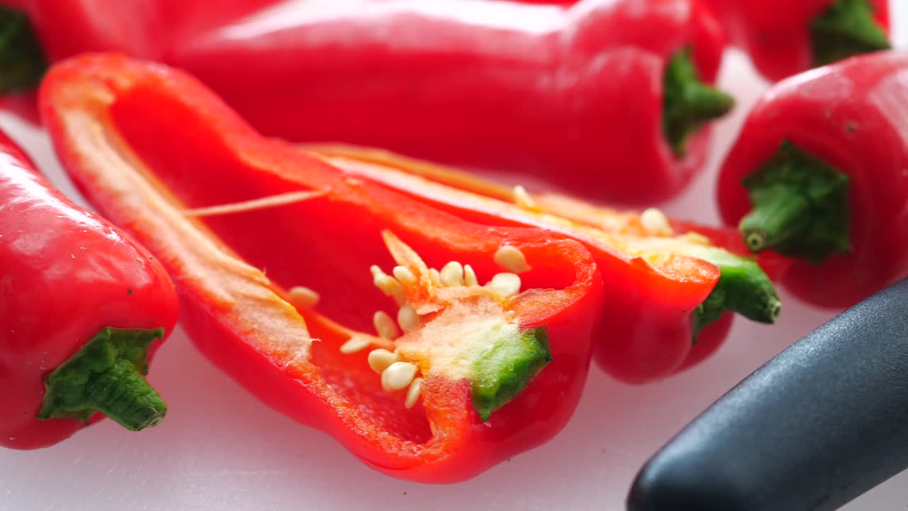 잘라진 은 고추의 클로즈업