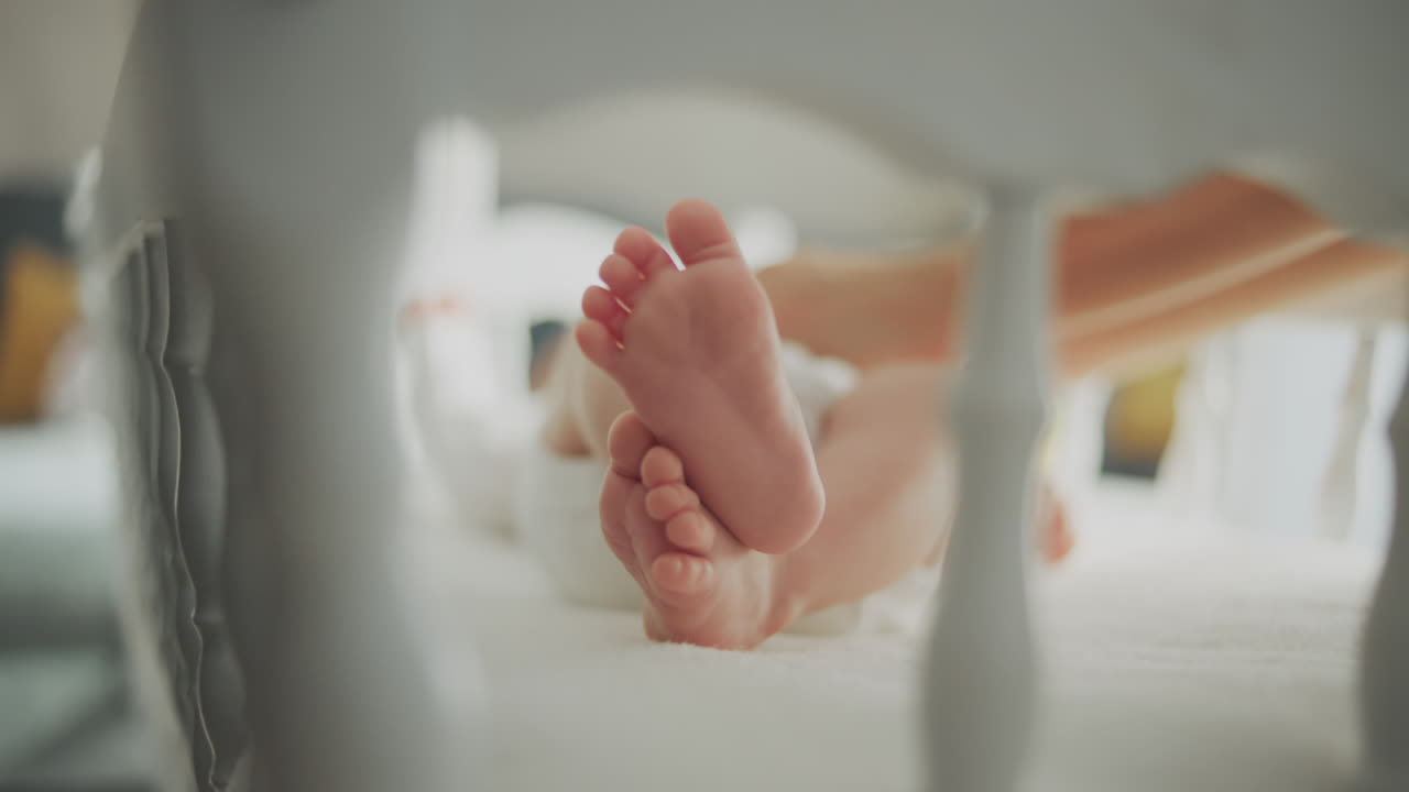 Babyfødder i tremmeseng