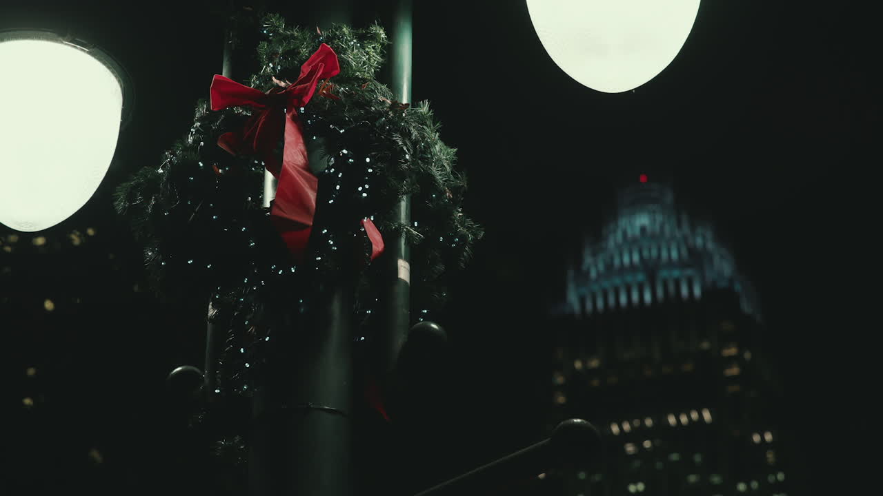 4k에서 밤에 크리스마스를 위해 장식 된 도시 거리 램프