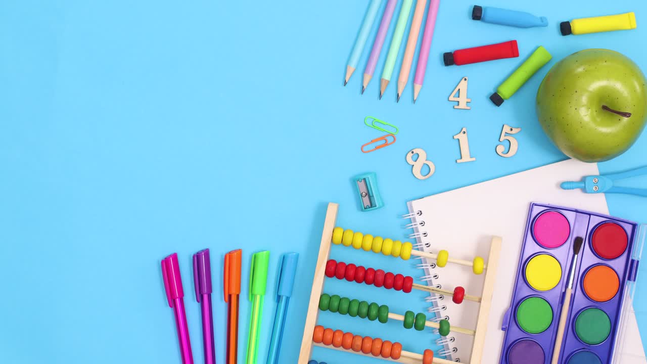 Mavi tema üzerinde sağ tarafta saatli okul kırtasiye malzemeleri beliriyor. Stop motion.