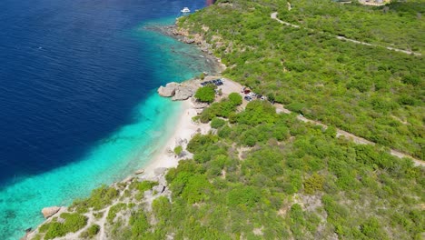 La-órbita-Panorámica-Aérea-De-Paralaje-Establece-La-Bahía-Del-Director-De-Curazao,-Una-Aislada-Playa-De-Arena-Blanca-Y-Una-Cala-Para-Nadar.