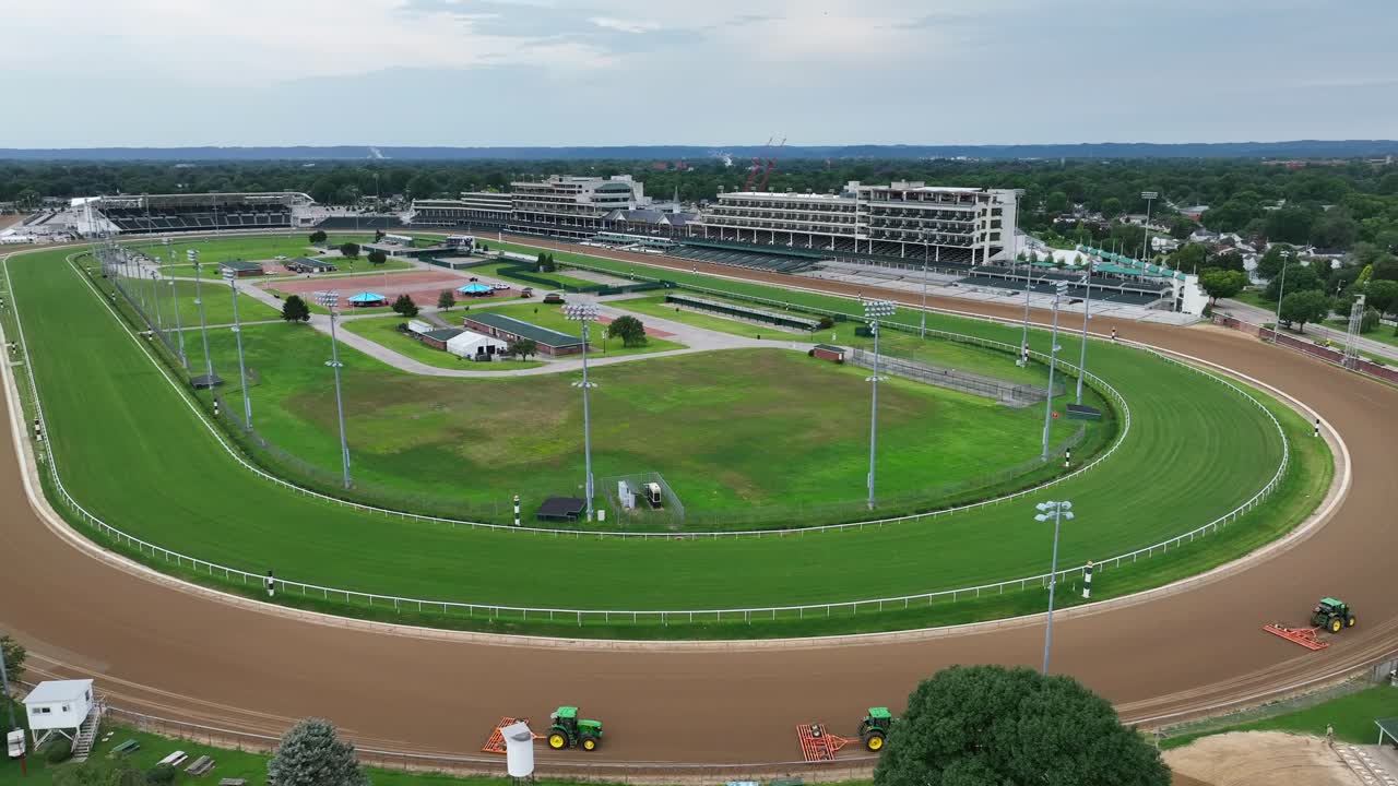 fotografía aérea de tractores preparando la tierra en el kentucky derby, la pista de carreras de caballos de churchill downs