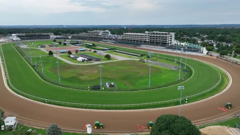 Toma-Aérea-De-Tractores-Preparando-Tierra-En-El-Derby-De-Kentucky,-Hipódromo-De-Churchill-Downs