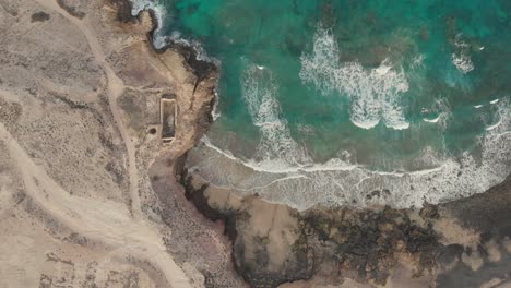 Perspectiva-De-Arriba-Hacia-Abajo-Alta-Bloqueada-Sobre-La-Playa-Abandonada-Del-Horno-De-Piedra-Caliza