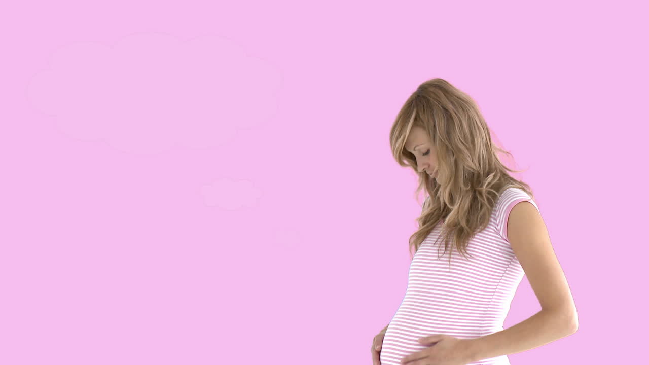 женщина, ожидающая ребенка, держит ее в животе.