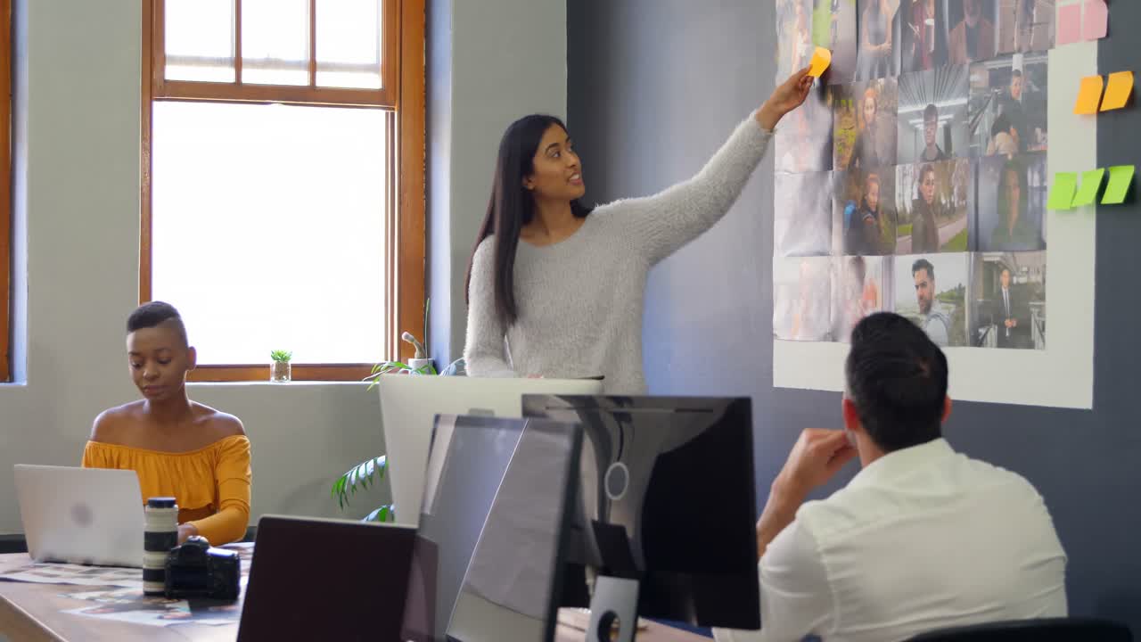 colegas de negocios discutiendo sobre fotografías en la reunión 4k