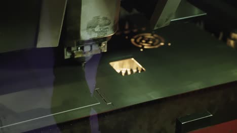 de cerca, cortador láser industrial automatizado de precisión para cortar a través de metales delgados