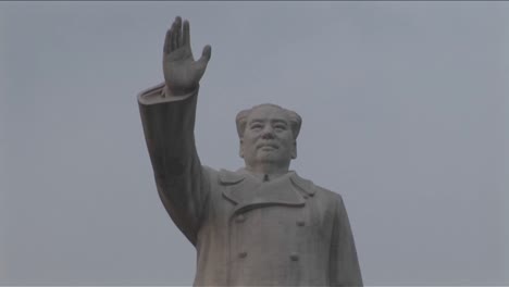 a statue of chinese dictator mao signals to a new china