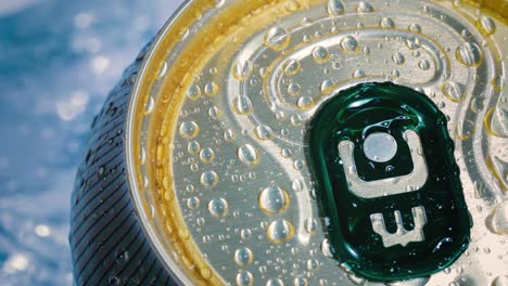 la tapa de la lata de soda de aluminio de refresco con hielo da la vuelta al círculo.