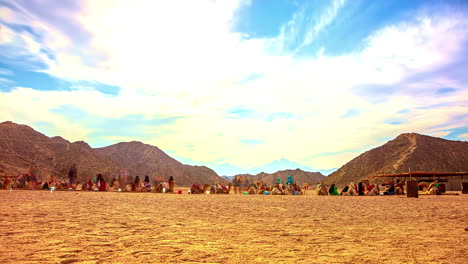 Los-Beduinos-Llevan-A-Los-Turistas-En-Paseos-En-Camello-En-El-Desierto-Egipcio---Lapso-De-Tiempo-De-Cloudscape