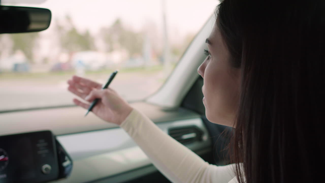 운전하는 법을 배우는 남자