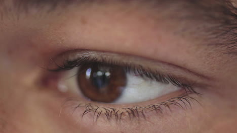 Nahaufnahme-Eines-Mannes,-Der-Die-Augen-öffnet,-Reflexion-über-Braune-Iris