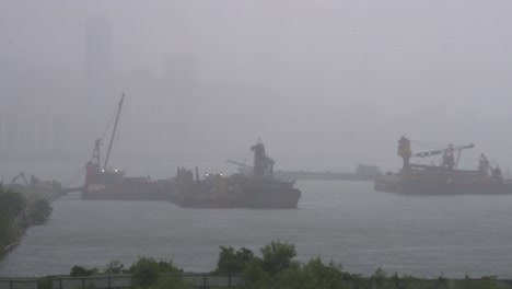 Los-Barcos-Se-Ven-En-El-Paseo-Marítimo-Bajo-Fuertes-Lluvias-Durante-Una-Señal-De-Tormenta-De-Tifón-Tropical-Severo-T8-Ma-on,-Que-Sostuvo-Vientos-De-63-Millas-Y-Dañó-La-Ciudad-De-Hong-Kong