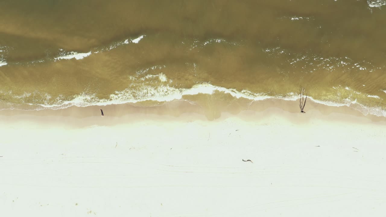 4k 항공 뷰 탑 뷰 드론은 하얀 모래가 있는 아름다운 국소 해변을 이동합니다.