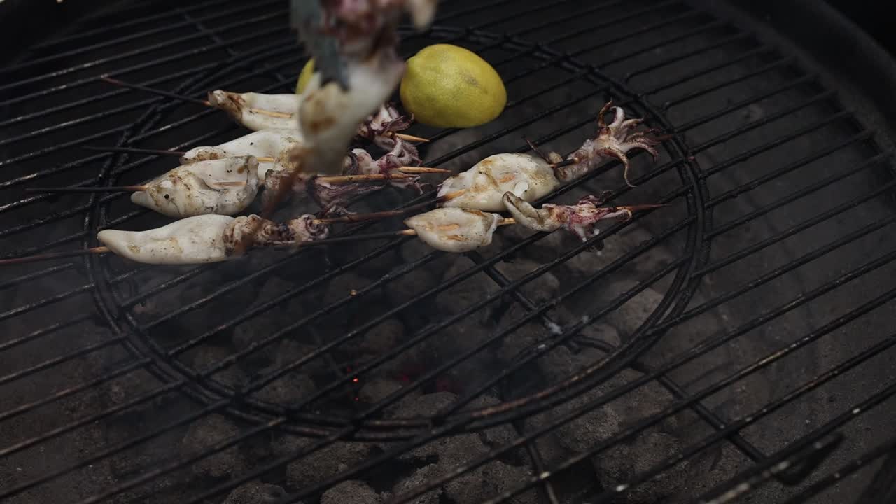 Spiedini di calamari alla griglia su un barbecue