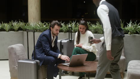 Business-people-working-in-the-hotel-hall