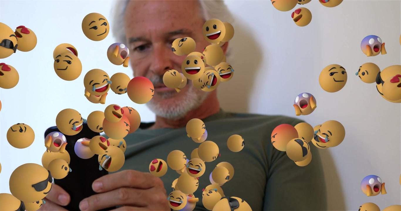 Animazione di emoticon che fluttuano sopra un uomo anziano caucasico che usa lo smartphone