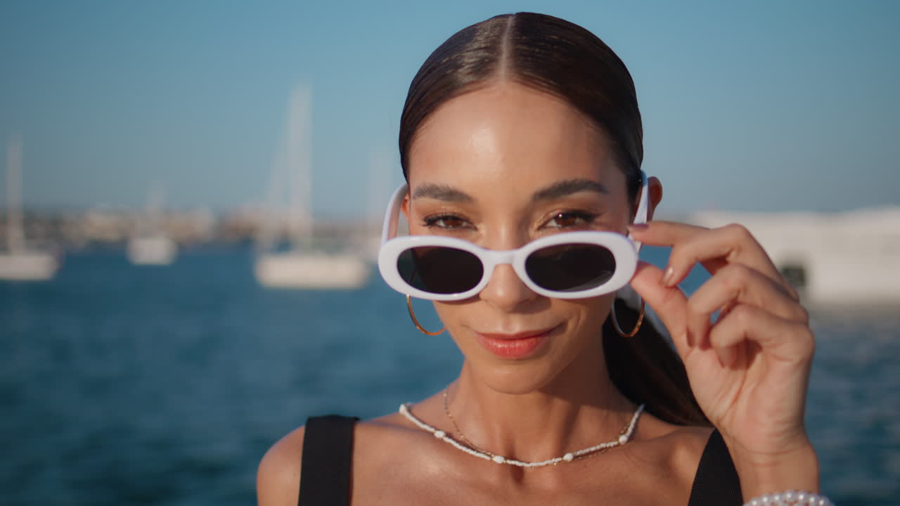 물가에 있는 세련된 여자