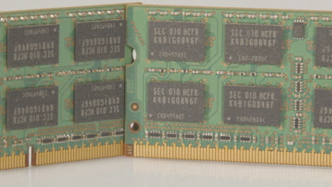 白い背景に対して ram モジュール スティックの上にパンを閉じる
