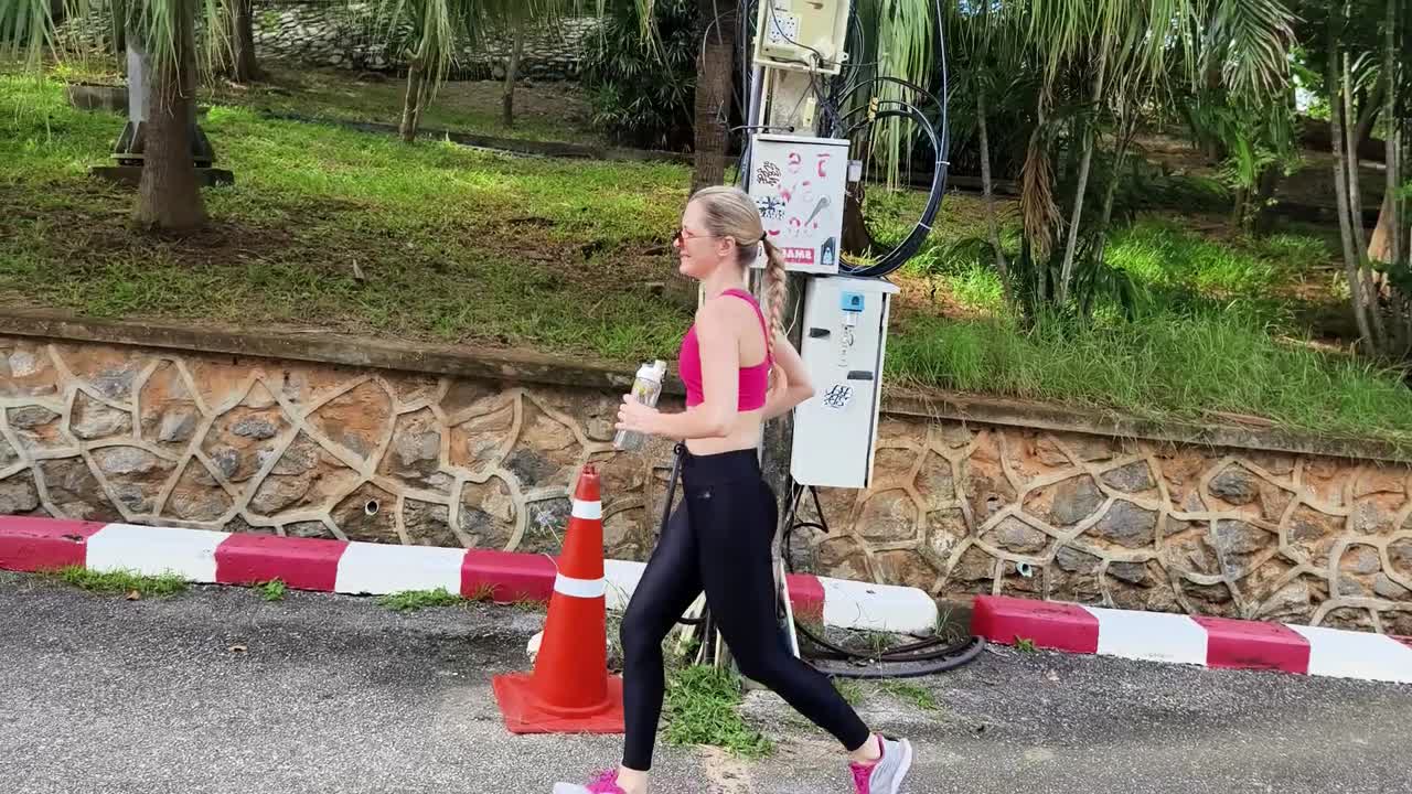 공원에서 달리는 여자