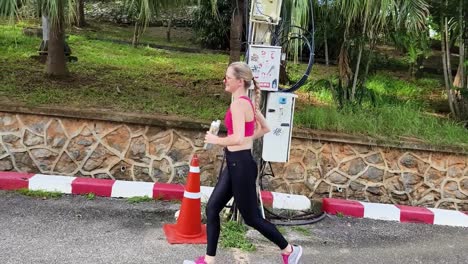 mujer corriendo en un parque