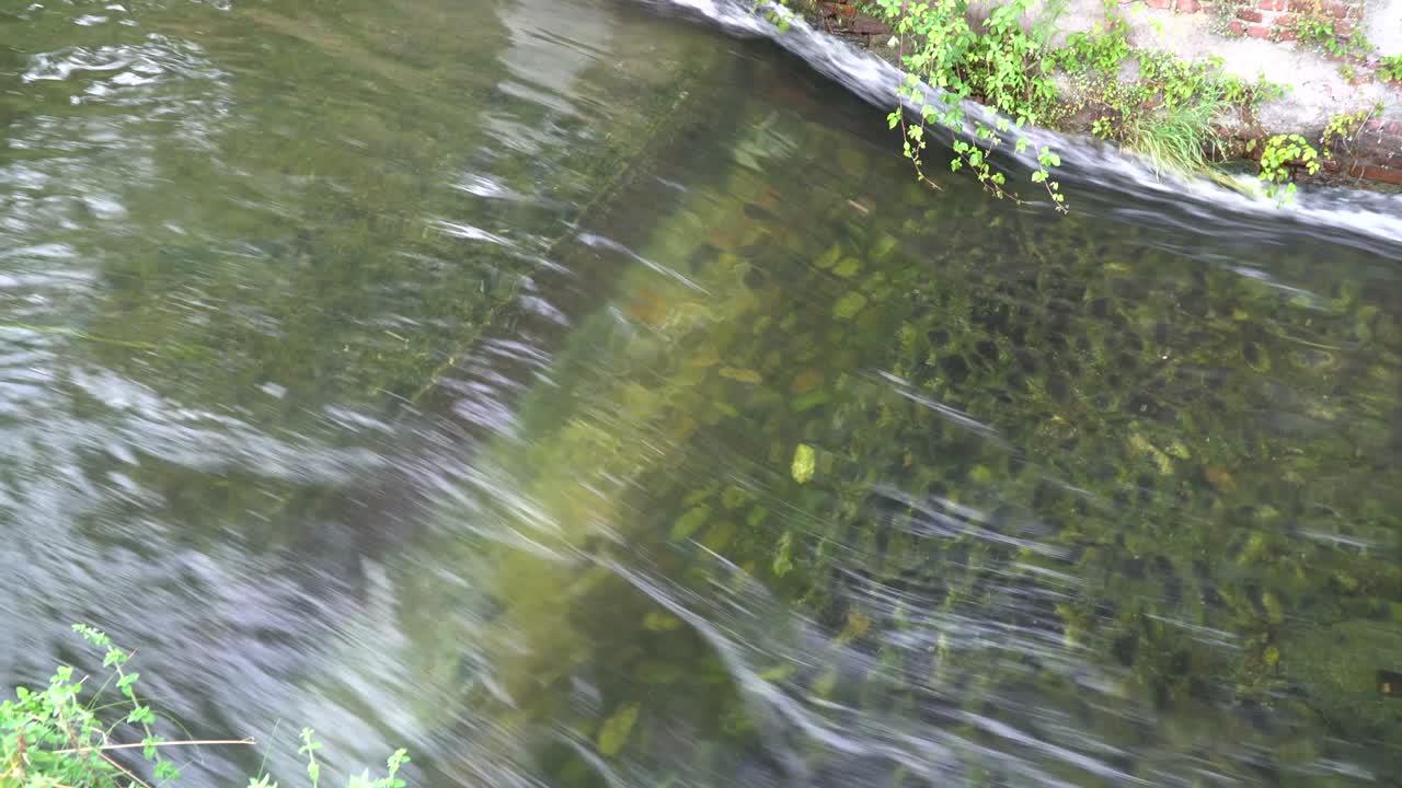 차가운 강에서 흐르는 물과 어리는 물.