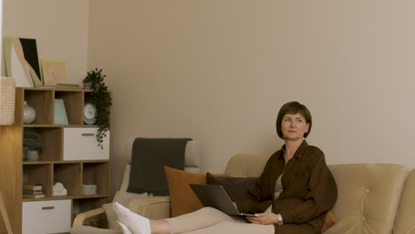 Woman-with-computer-looking-at-her-daughter's-gymnastics-training