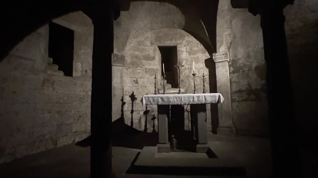 Altare in pietra nella cripta buia del Duomo di Nepi, Italia