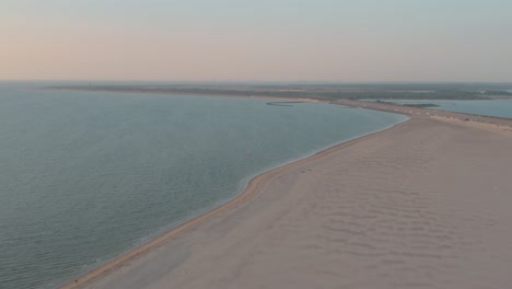 Drone-Cinemático---Toma-Panorámica-Aérea-De-La-Playa-De-Arena-Natural-Al-Atardecer-Con-Turistas-Y-Personas-Con-Buggykiting-En-Zelanda-En-El-Mar-Del-Norte,-Países-Bajos,-30p