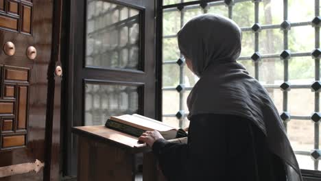 Mädchen-Liest-Koran