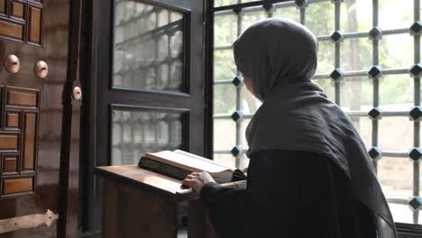 girl reading quran