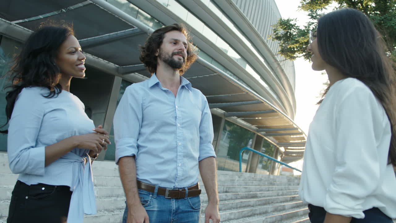 привлекательная молодая женщина пожимает руки двум своим менеджерам