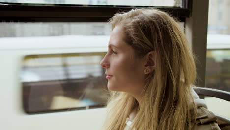 vista de cerca de una mujer joven en el autobús