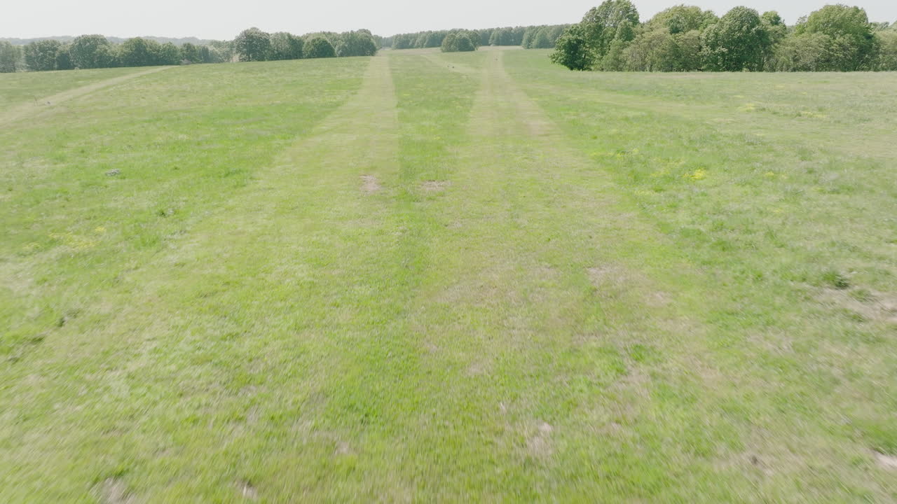 오클라호마 주 리치의 사격장에서 콘크리트 슬래브와 먼 목표물의  ⁇ 어리