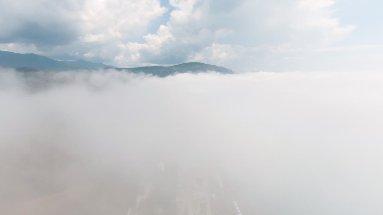 안개 가 가득 한 산악 풍경