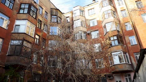 viejos edificios de apartamentos en un patio de la ciudad