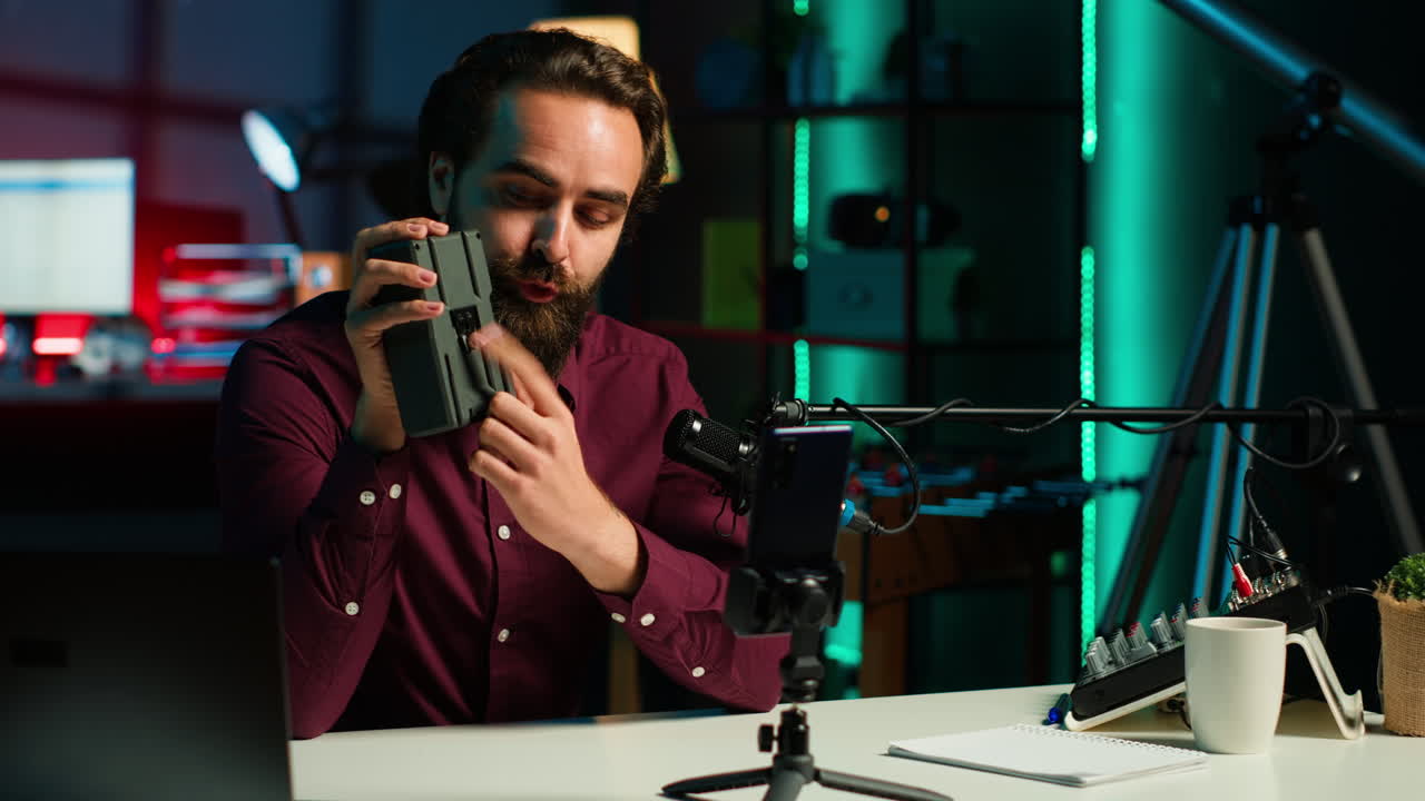 Vlogger showcases charging device specs, recording with phone